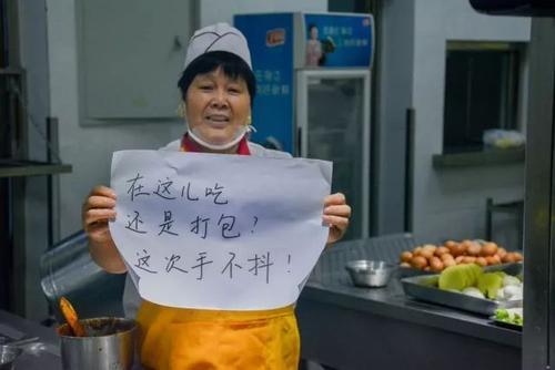 食堂阿姨"手抖"的原因找到了!真不怪她们,学生:我选择吃外卖