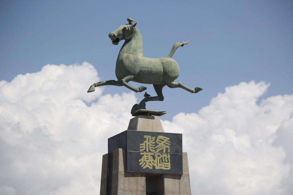 国宝级文物马踏飞燕正面照为啥很少见专家正面不宜示人