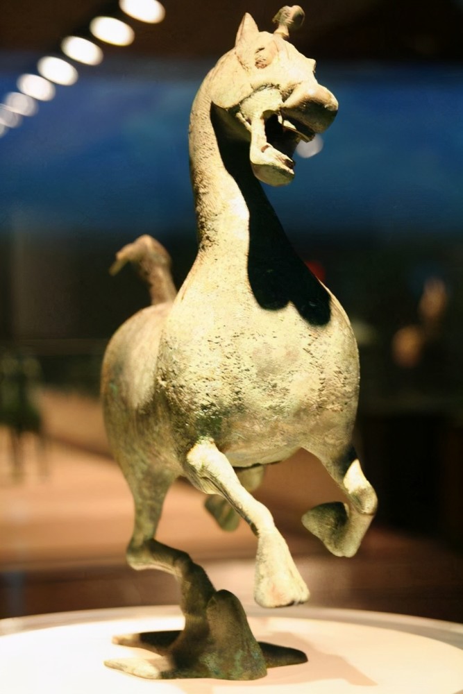 国宝级文物马踏飞燕正面照为啥很少见专家正面不宜示人