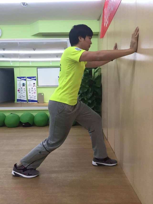 顺时针再逆时针环形揉动30次);3,捶腰(以空心拳拳眼轻轻叩击双侧腰部