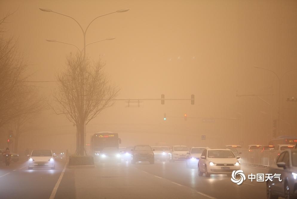 北京天空昏黄不只北京,北方多地都遭遇了今年以来最强沙尘天气.
