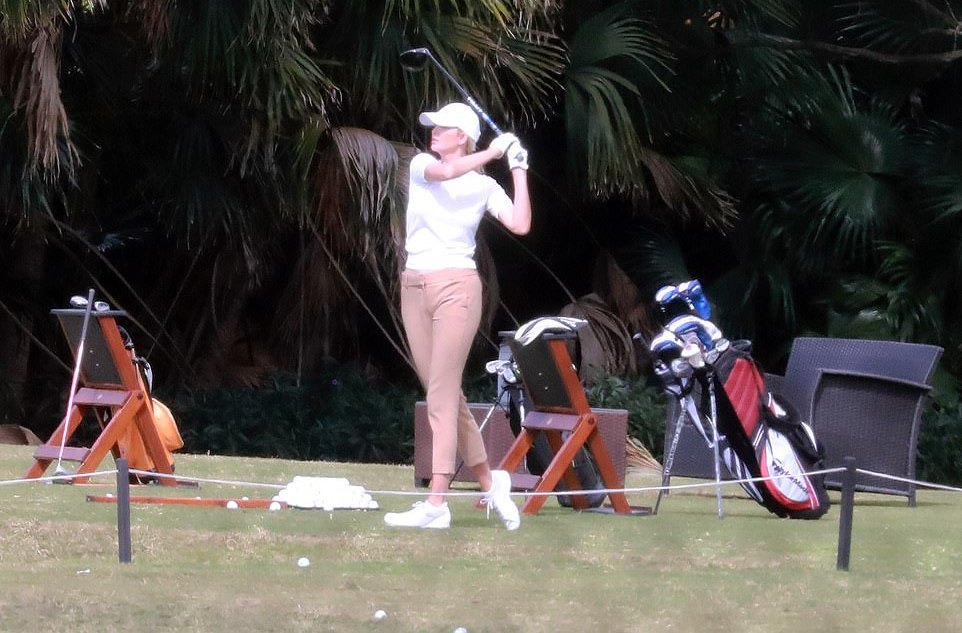 被老公搂着去打高尔夫,白t配粉裤太小女人_腾讯新闻