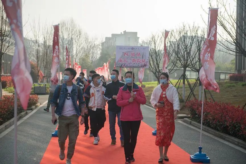 武汉大学人民医院|抗疫医护重回战地，79岁患者第一次看清救命恩人的样子