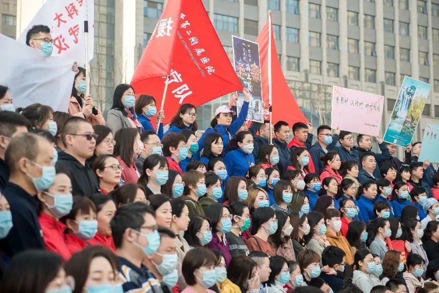 武汉大学人民医院|抗疫医护重回战地，79岁患者第一次看清救命恩人的样子