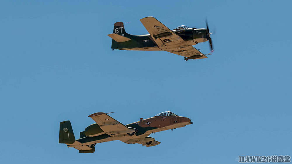 罕见a10雷电ii攻击机交叉瞬间专业航空摄影师抓拍精彩照片