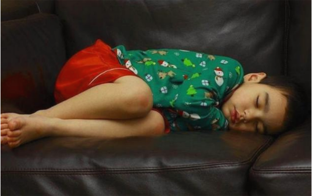 孩子的四种睡姿,暗示不同的性格,如果是第一种,那恭喜你!