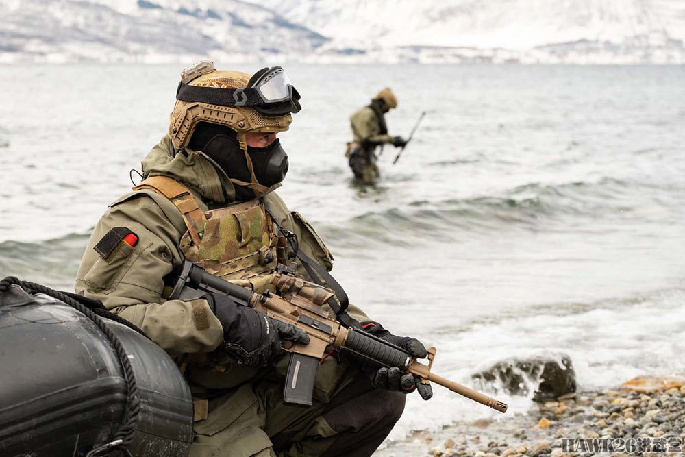 集腋成裘:奥地利美女飞行员回眸一笑"肉山大魔王"展示新爱枪