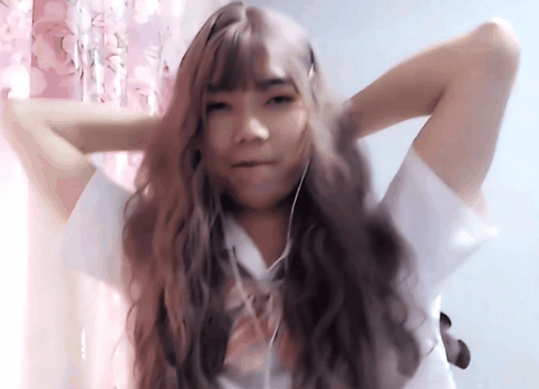 we马老师再度整活穿jk女装为we应援直播跳舞粉丝当场裂开