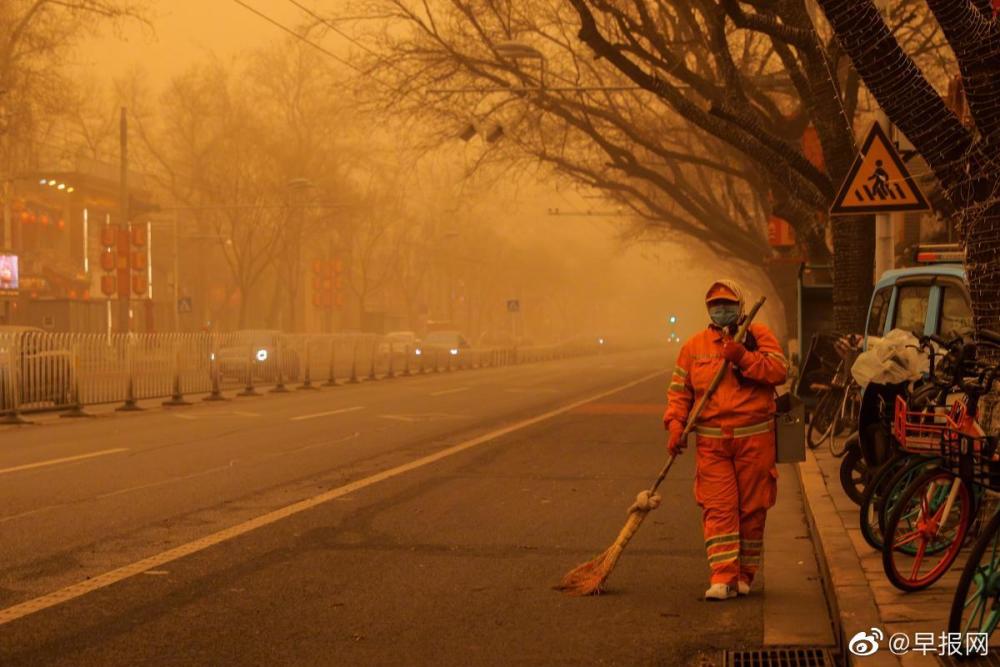 沙尘暴中的北京丨戴好口罩纱巾是对沙尘暴最起码的尊重