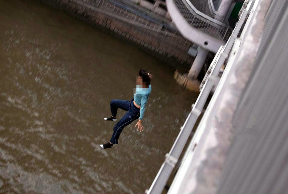 湖南大学硕士受资助9年,在国企1年后跳江,穷爹妈比不上靓女友