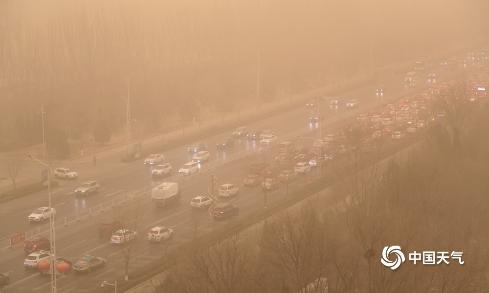图为银川市亲水大街被沙尘笼罩.