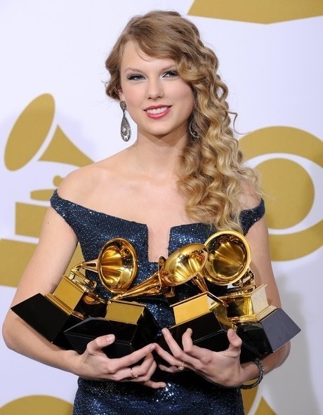 taylor swift 的第八张录音室专辑「folklore」拿下本届格莱美「年度