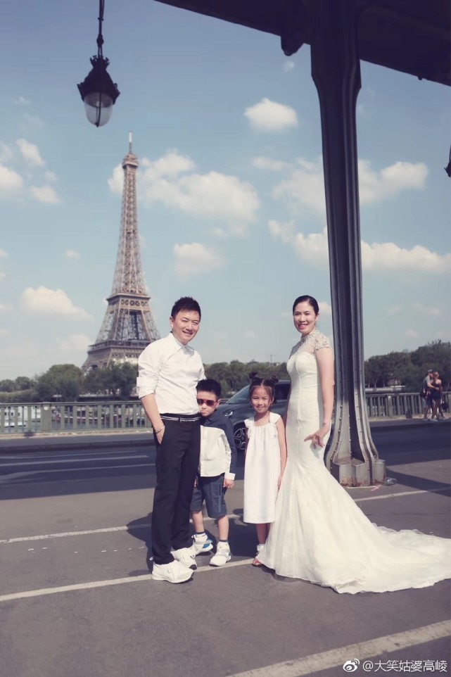 高崚的老公是北京东田造型的老总吴圣,2006年高崚在参加一个时尚杂志