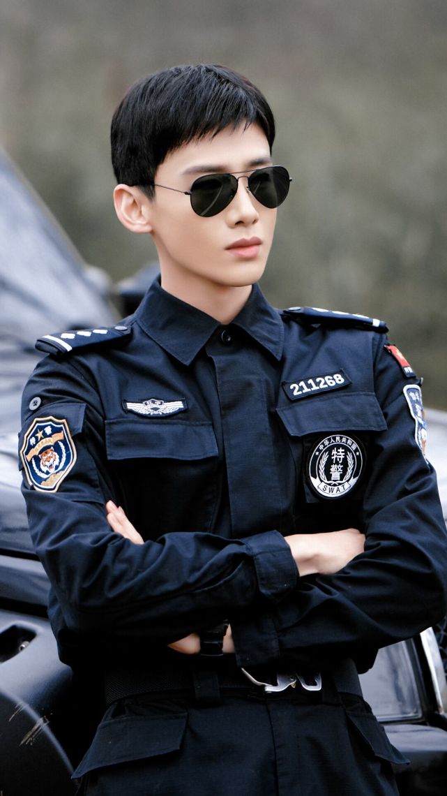 (你是我的城池营垒)剧中的制服白敬亭