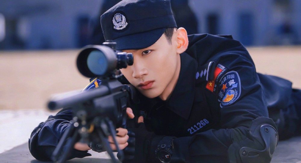 (你是我的城池营垒)剧中的制服白敬亭