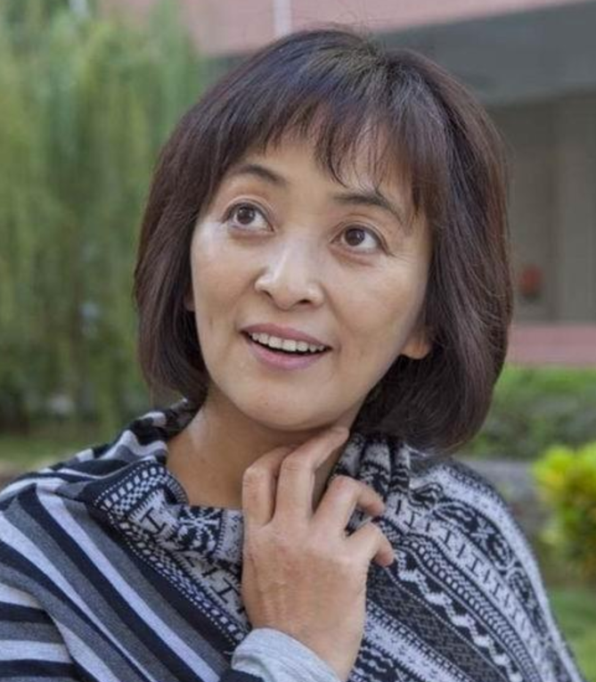 后来还是一直出演一些恶婆婆,才渐渐打开了自己的演员市场,也慢慢的咋