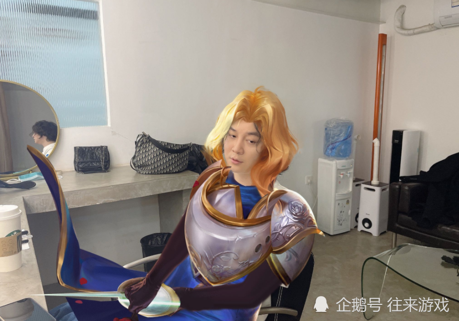 在之前的时候,张大仙就曾经在直播当中表示,自己将会cos夏洛特,只不过