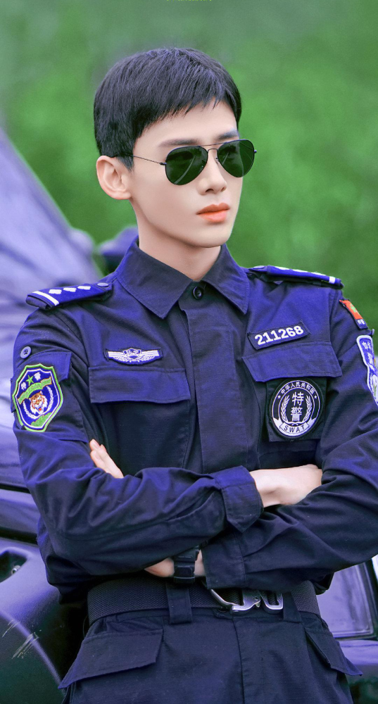 白敬亭/这一身装扮也太帅了吧#你是我的城池营垒#_腾讯新闻