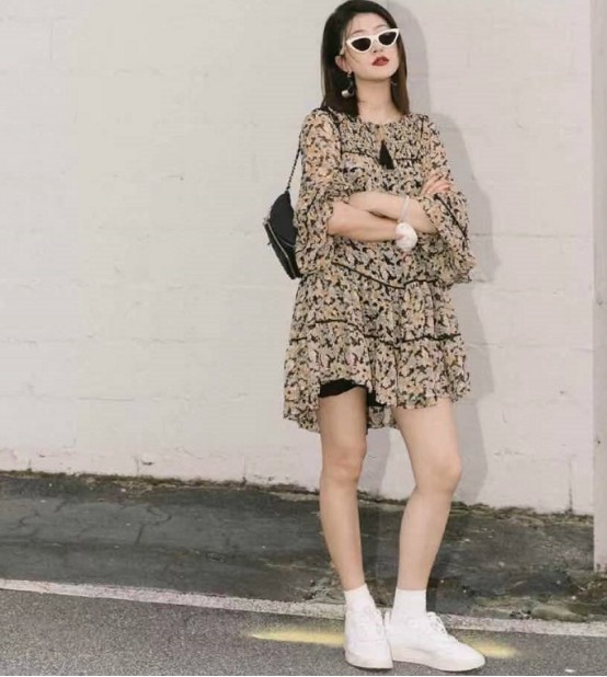 碎花裙小白鞋春夏必备穿搭清新减龄首选