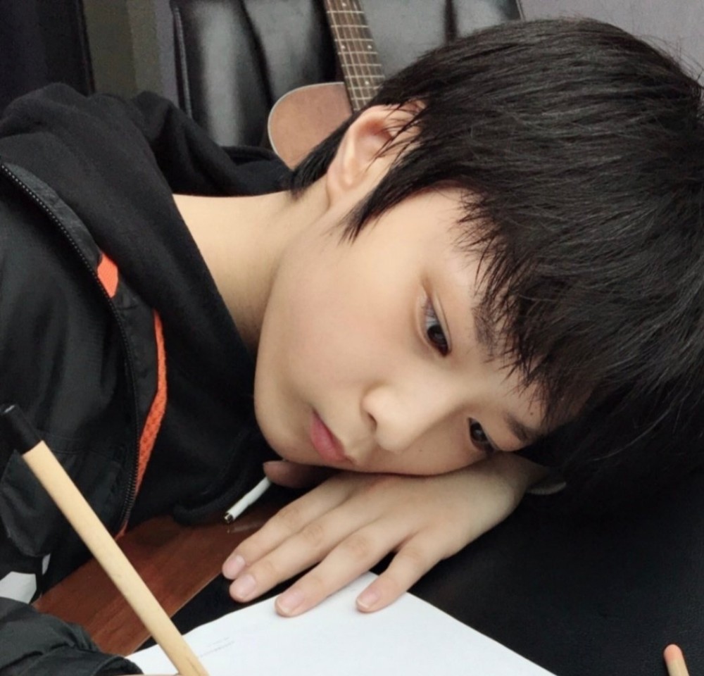 刘耀文小时候照片 吻文太可爱了吧