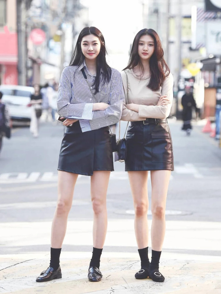 今春闺蜜出街的时尚穿搭简约高级又时髦风格极简又好搭配