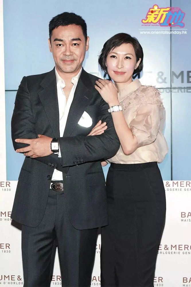 刘青云老婆很会保养,穿藏蓝色连衣裙优雅知性,脸部线条一点没垮