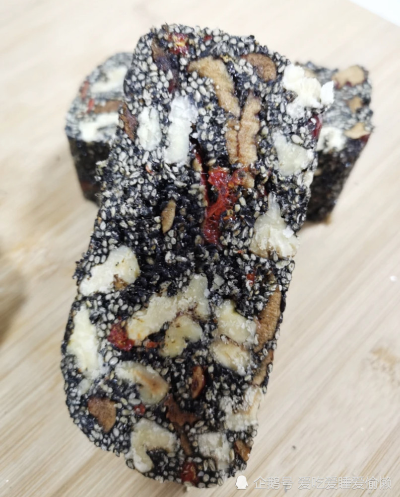 翻拌均匀后倒入不粘模具,也可以把模具涂一层芝麻油(千万不要用花生油