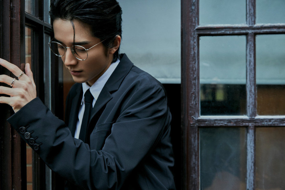 张新成"费渡"造型曝光,大油头加金边眼镜绝了!是费渡本人吧?_腾讯新闻