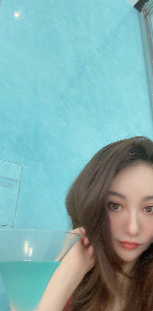 从照片中可以看出沈娜颜值惊艳,身穿各种类型的衣服都可以驾驭得非常