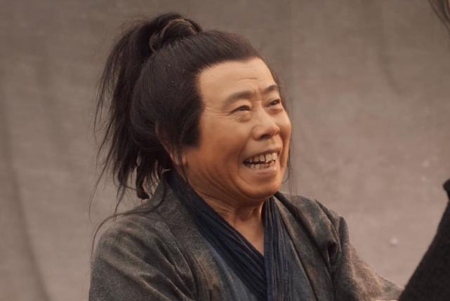 潘长江为博美人一笑为其向网友鞠躬拉粉被吐槽老不正经