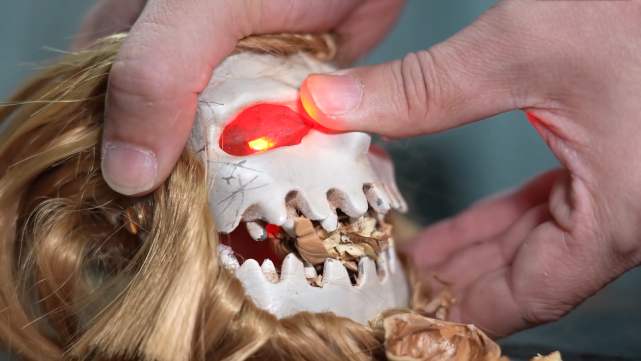 进击的巨人b站百万粉丝up主自制颚之巨人核桃夹id遭到调侃