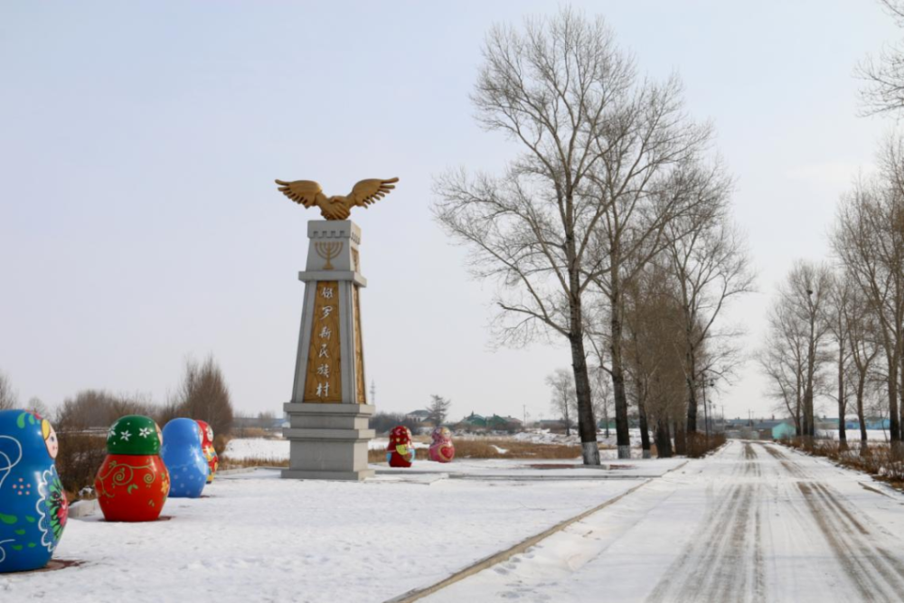 在孙吴县美丽的黑龙江畔,有两颗璀璨的明珠镶嵌在黑龙江南岸,交相辉映