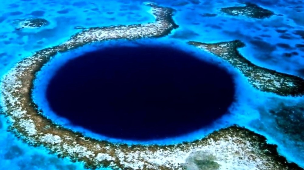 铁球重达200斤,属于实心的情况,那将不会被海底1万米处的压力给压扁