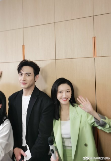 景甜张彬彬合体直播网友好甜好甜把67般67配打在公屏上