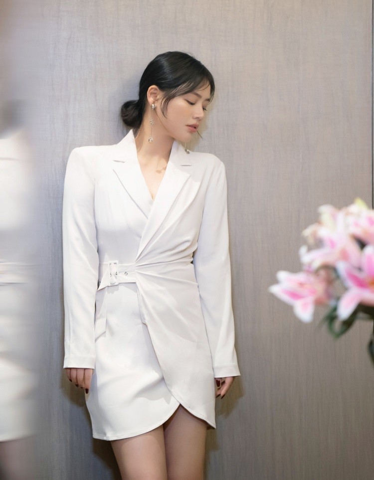 马思纯参加吐槽大会穿黑色皮衣加皮裙34岁穿着太显老了