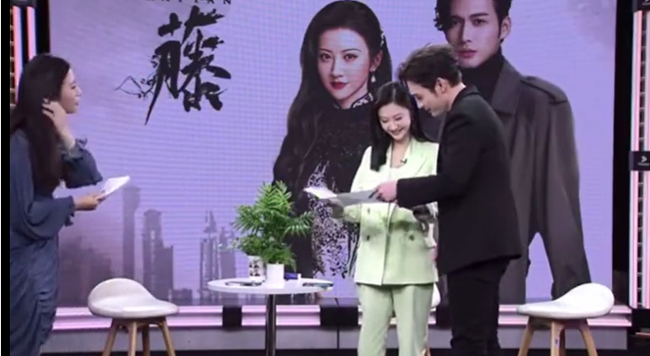 景甜张彬彬合体直播现场还原按唇杀两人一直对视超级甜