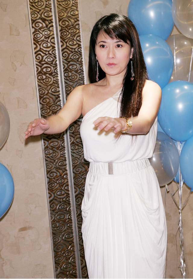 戈伟如淡妆的样子好清纯穿白裙气质高级单纯怪不得招富豪爱