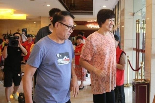 郎平前夫为女儿15年未再婚60岁结婚生子催郎平找对象