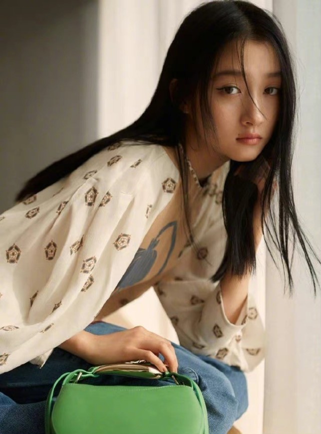 关晓彤饰演被魔咒附身的公主图兰朵,与一位流浪孤儿相恋,身世与恋人