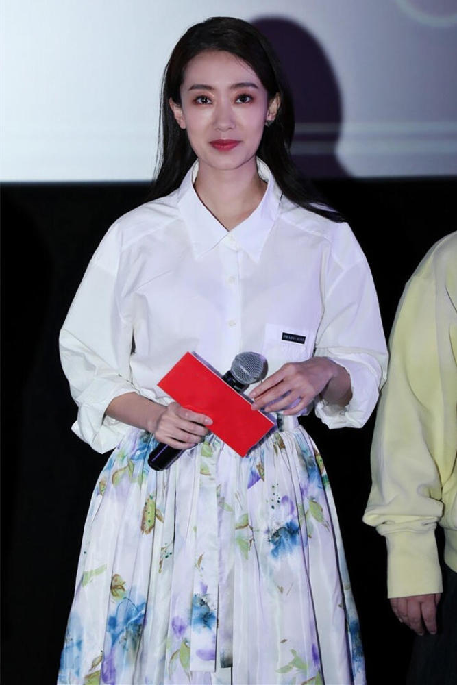 还有近来凭借《你好,李焕英》爆火的"斐妈"张小斐,也对白衬衫"情有独