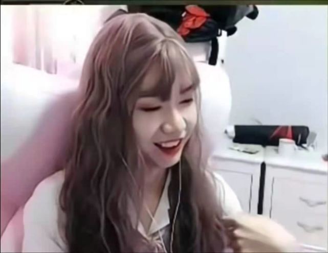 we马老师女装被喷rng二队经理不打职业学女人赚钱