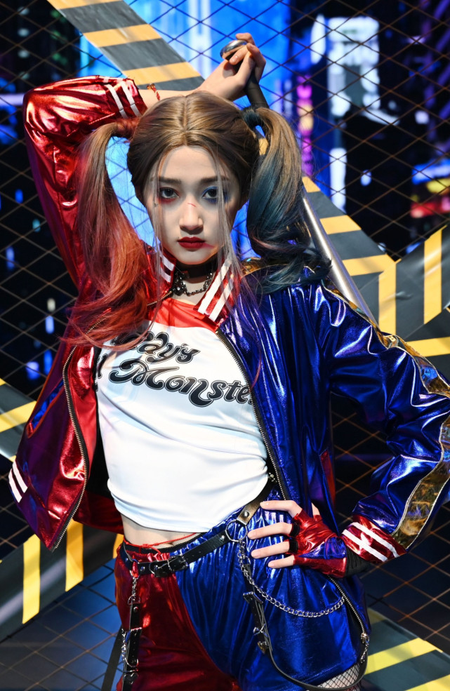 在前不久的节目中关晓彤就是cosplay了一波小丑女,在造型和妆容上也算