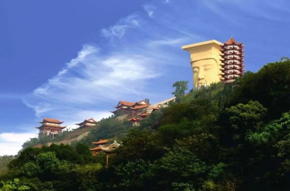 特产有包鸾竹席,叶脉画,鬼城麻辣鸡等,名胜景点有丰都名山,双桂山森林