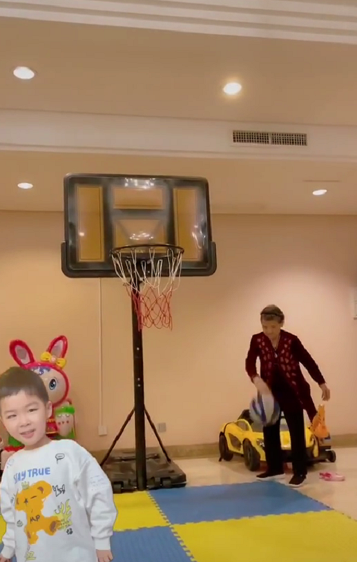 杨子妈妈豪宅内打篮球,年近90身姿依旧敏捷,脚上平价鞋子获赞