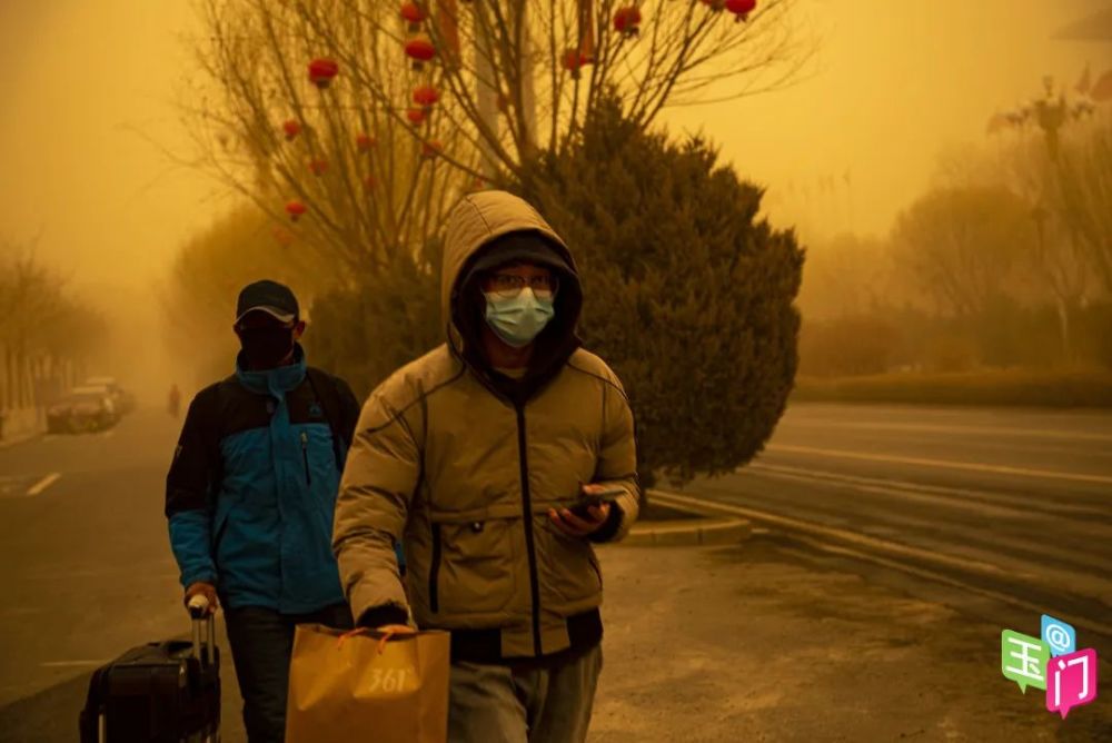 玉門市出現強沙塵暴天氣請注意防範