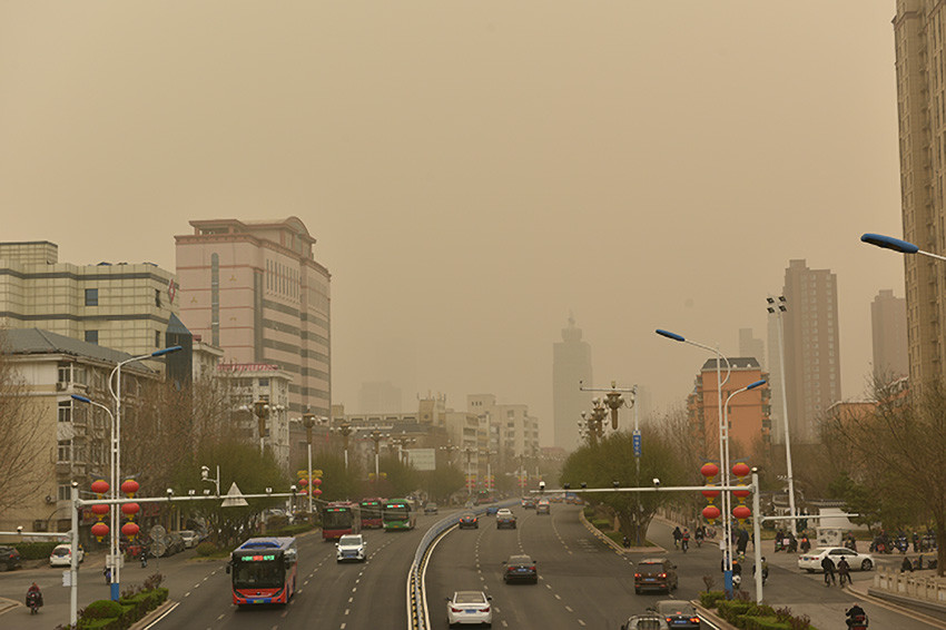 图片直击石家庄出现浮尘和扬沙天气