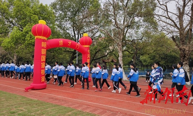 东安一中举行十八岁成人仪式教育活动