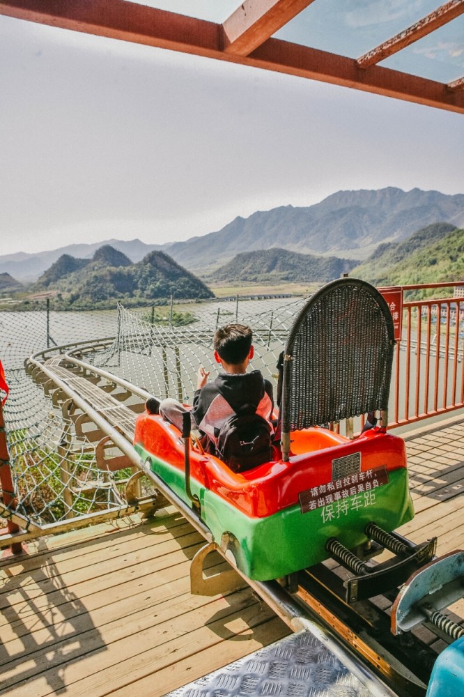 來到了天山叢林飛車這個號稱是世界上軌道最窄的叢林飛車