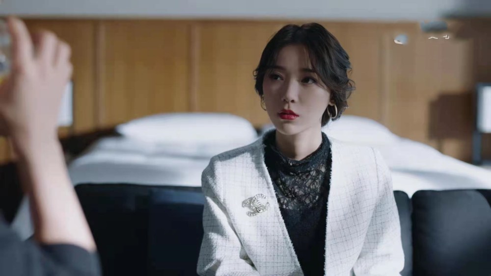 《暴风眼》中的苗霏和周恋:边界不清,再好的闺蜜情也终将破裂_腾讯