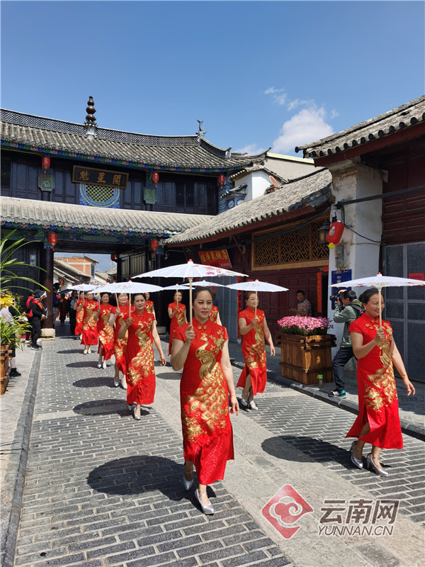 云南保山青龙再现板桥古镇舞出传统文化之美